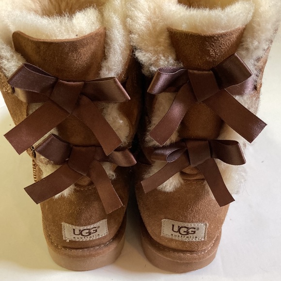 UGG Bailey Bow II chestnut boots Women’s sz 9 - Picture 3 of 5